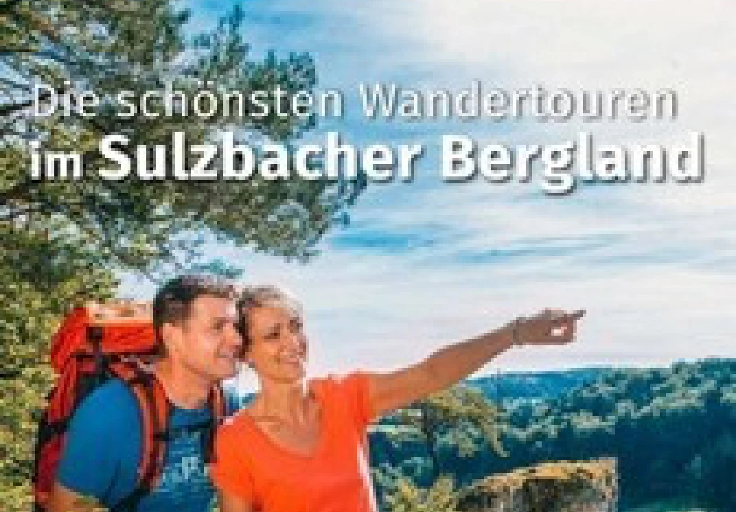 Wanderprospekt mit Paar in den Bergen und Schriftzug „Die schönsten Wandertouren im Sulzbacher Bergland“