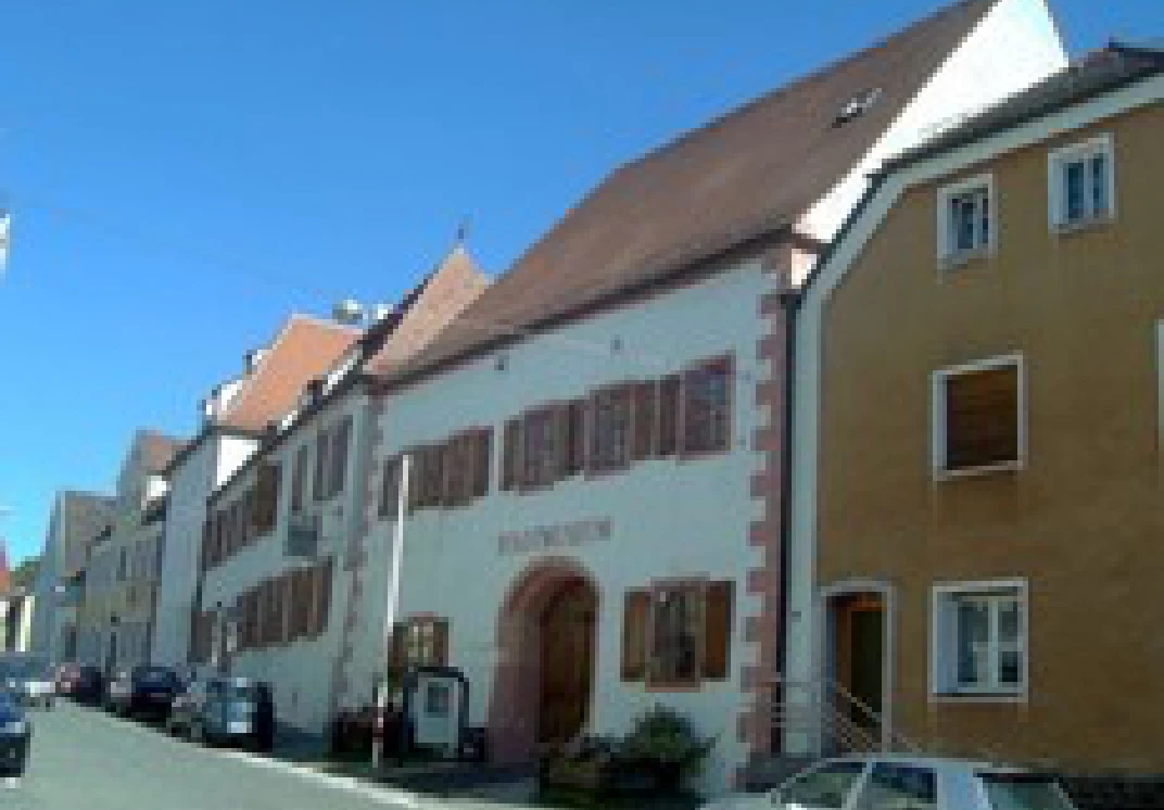 Historische Häuserzeile mit Stadtmuseum in der Altstadt von Sulzbach-Rosenberg
