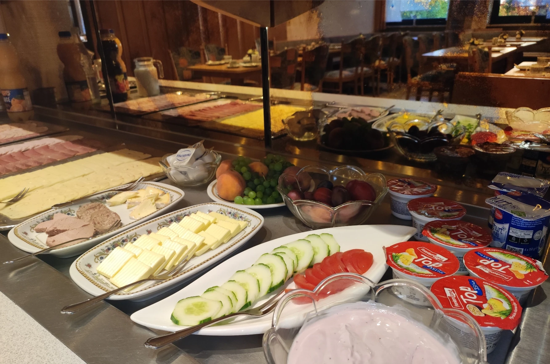 Frühstücksbuffet mit Käse, Wurst, Obst, Joghurt und frischem Gemüse