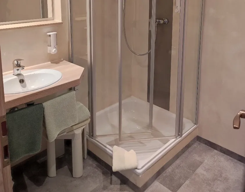 Modernes Zimmer-Badezimmer mit Eckdusche, Waschtisch und beigefarbenen Wänden