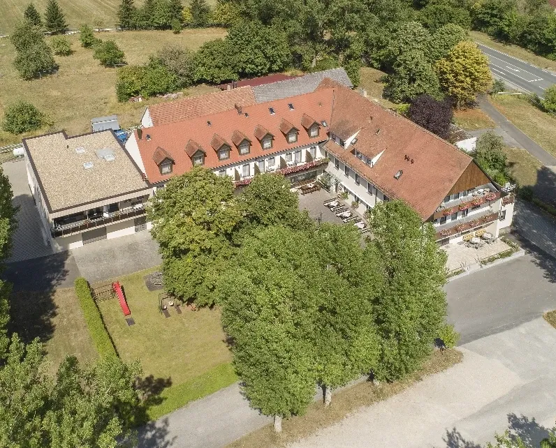 Luftaufnahme des Hotel-Gasthofs zum Bartl von oben mit Innenhof und Spielplatz