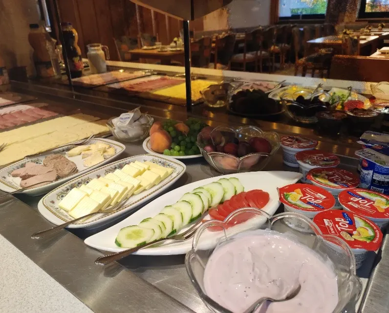 Frühstücksbuffet mit Käse, Pasteten, Obst, Gemüse und Joghurts