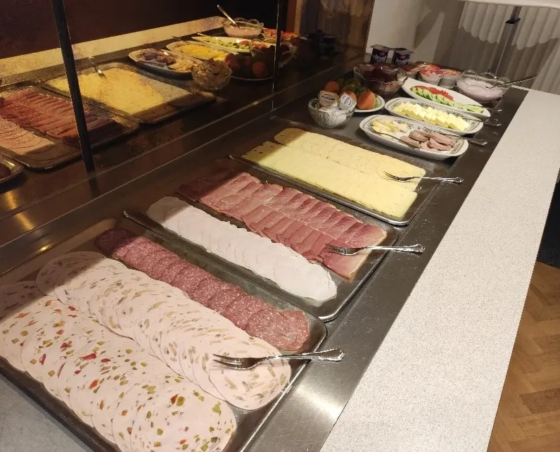 Großes Frühstücksbuffet mit Wurstaufschnitt, Käse, Eiern und Joghurt