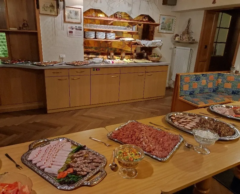 Buffet mit kalten Platten, Wurst- und Schinkenaufschnitt im Frühstücksraum